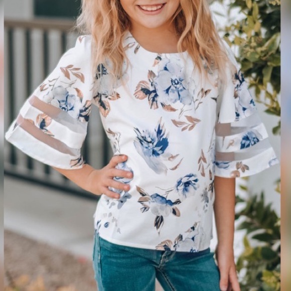 A Chic Tea Time Mesh Inset Blouse - Picture 6 of 7